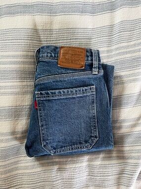 Levi's Women’s Medium Blue Straight Jeans with Levi Leather Logo